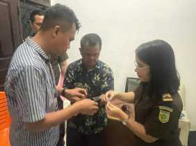 Kejari Indragiri Hulu Pasang Gelang Detection Kit pada Tahanan Kota