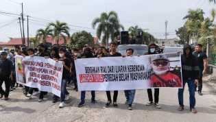 Sejumlah Massa OKP Pekanbaru Minta PN Usut Perkara Larshen Yunus