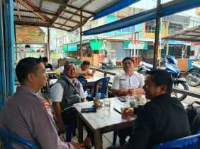 Polsek Tanah Merah Sosialisasikan Pentingnya Pilkada Damai 2024 kepada Masyarakat Kuala Enok