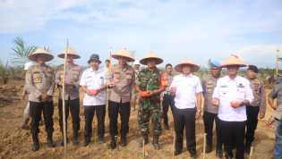 Polres Kuansing dan PT Kebun Pantai Raja Tanam Jagung Serentak Dukung Ketahanan Pangan