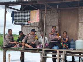 Cooling System Polsek Pinggir di Riau, Kompol Darmawan Terobos Rawa-rawa Ciptakan Pemilu Damai