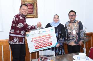 BSI Pekanbaru Serahkan Bantuan CSR untuk Korban Banjir di Siak Kecil Bengkalis