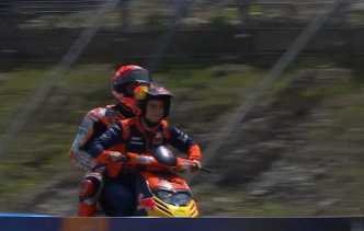 Marquez Jatuh Dua Kali dalam Satu Putaran, Pedrosa Turun Tangan