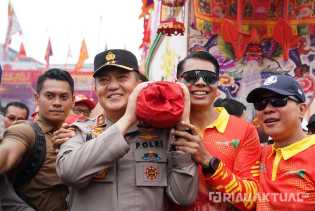 Momen Kapolda Riau Ikut Gotong Kapal Tongkang di Rohil