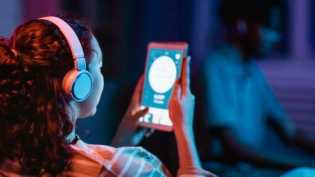 Benarkah Paparan Cahaya HP Bikin Wajah Cepat Tua? Ini Kata Dokter