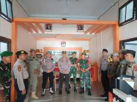 Personel Gabungan Polres Kuansing Amankan Kampanye Dialogis Paslon Cabup-Cawabup Kuansing di Kelurahan Sungai Jering