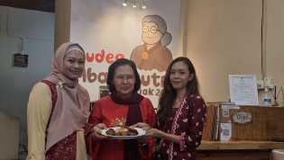 Rayakan Hari Guru, Gudeg Mbah Putri Pekanbaru Hadirkan Apresiasi Profesi Guru