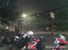 Update Cuaca: Waspada Riau Diguyur Hujan dan Angin Kencang Hingga Dini Hari