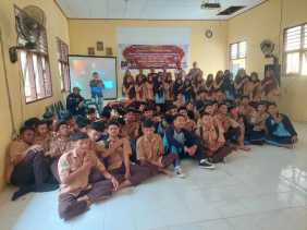 Kapolsek Ujung Batu Gelar Sosialisasi Pendidikan Politik untuk Pemilih Pemula di SMKN 2 Ujung Batu