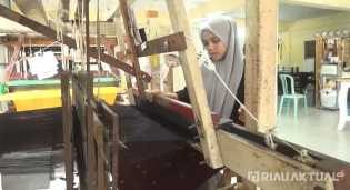 Kain Tenun Songket Tradisional Riau Tetap Eksis di Tengah Persaingan Produksi Modern