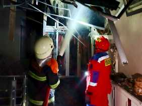 Si Jago Merah Lahap Rumah Warga di Bukit Raya Pekanbaru