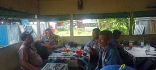 Bripka RP Gultom Sambangi Warga Desa Bukit Sari Intan Jaya untuk Ciptakan Suasana Aman Jelang Pilkada 2024