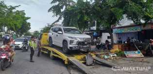 Hilang Kendali, Pajero Sport Hantam Gerobak dan Tiang Telkom