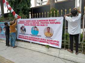 Heboh Spanduk Anak Gubernur Riau Dituding Terima Suap Proyek Payung