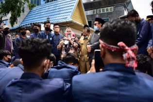 Geruduk Kantor Bupati, Ini Permintaan Ratusan Mahasiswa ke Jokowi !