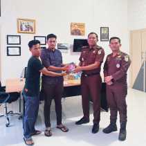 Kajari Rohil Terima Rp 112 Juta Uang Pengganti Korupsi Dana Desa