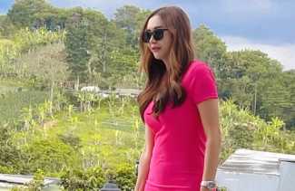 Aura Kasih Unggah Foto Pakai Dress Pink di Hari Ulang Tahun, Tentengannya Bikin Netizen Salfok