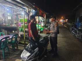 Briptu Ade Imbau Warga Pulau Burung Antisipasi Berita Hoax dan Sosialisasi Pemilu Damai 2024