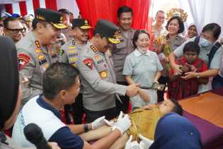 Wakapolri Berikan 10.000 Ribu Paket Sembako Kepada Masyarakat