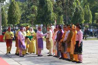 Bupati Siak Raih Penghargaan dari Gubernur Syamsuar dalam Apel Perayaan HUT Riau ke-66