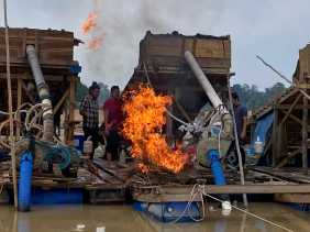 Polsek Cerenti Musnahkan Tiga Rakit PETI di Sungai Batang Kuantan Kuansing