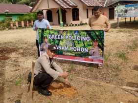 Polsek Rimba Melintang Hijaukan Lingkungan Gereja Seremban Jaya, Dukung Program Kapolda Riau