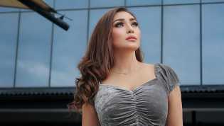 Baby Margaretha Pose Pakai Kemeja Basah, Netizen: Hot Mom Bikin Gerah