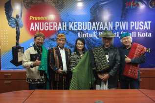 Sepuluh Kepala Daerah dan Tiga Wartawan Raih Trofi Abyakta di HPN 2026