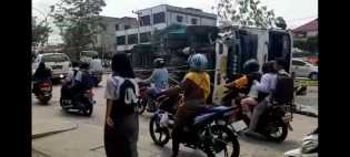 Truk Kontainer Terguling, Dua Pemotor Tewas Terhimpit