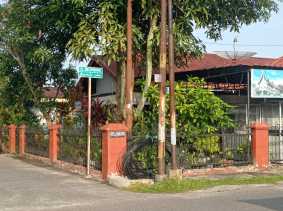 Warga Jalan Selamat Kembali Resah dengan Penanaman Tiang dan Kabel Internet Tanpa Izin