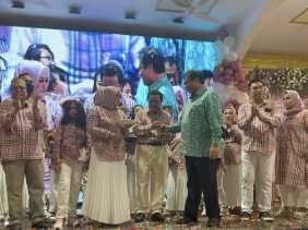 Ulang Tahun Pernikahan ke 34, Idris Laena Bagikan 3400 Sembako