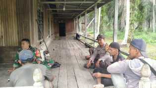 Polsek Enok Kolaborasi dengan Koramil Sambangi Warga Sungai Rukam Suksesan Pemilu 2024