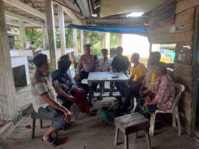 Kapolsek Sungai Batang Iptu Hendri Sosialisasikan Pemilu 2024 Melalui Cooling System di Kedai Kopi