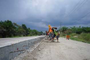 Pembangunan Jalan Lintas Mahato - Manggala Rohil Paket A dan B Tuntas 100 Persen