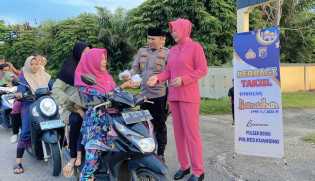Polri Peduli, Kapolsek Benai dan Bhayangkari Bagikan Takjil dan Santuni Anak Yatim