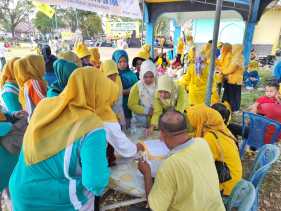Laris Manis, Emak-emak Serbu Pasar Murah HUT ke-61 Golkar di Kampar