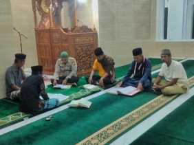 Tingkatkan Ketaqwaan dan Keimanan, Personel Polsek Rimba Melintang Rutin Membaca Al Quran di Bulan Ramadhan