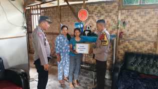 Polsek Bukit Kapur Lewati Jalan Berlumpur Demi Antar Sembako dan Sosialisasi Pemilu