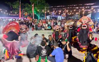 Wabup dan Kapolres Tonton  Kesenian Jaran Kepang Bareng Warga di Selat Baru