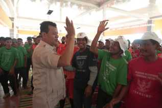 Bupati Kuansing Berikan Bonus untuk Petugas Kebersihan Pasca Pacu Jalur