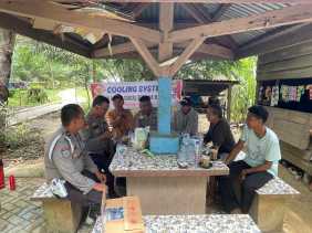 Kapolsek Batang Gansal Ajak Warga Suku Talang Mamak Berpartisipasi di Pilkada