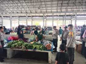 Sambangi Pasar, Polsek Batang Cenaku Hadirkan Negara di Tengah Pedagang