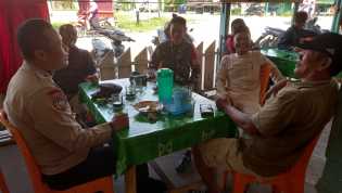 Bhabinkamtibmas Kampung Bungaraya Bersinergi dengan Babinsa Jaga Keamanan Jelang Pilkada 2024 di Kabupaten Siak