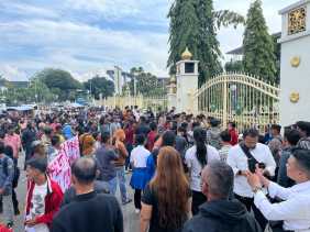 Massa Geruduk Kantor Gubri, Tuntut Janji Kampanye dan Copot Sejumlah Pejabat