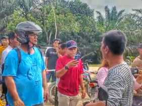 Kembali Buat Onar, Oknum Pengacara Dihadang Warga di Inhu Riau