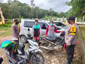 Disela Imbau Prokes, Polsek Pangkalan Lesung Juga Bagikan Masker Gratis