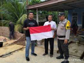 Tumbuhkan Nasionalisme, Polsek Rimba Melintang Bagikan Bendera Merah Putih ke Warga