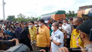 Kunjungan Ke Riau, Airlangga Tinjau Pasar Murah