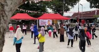 KKN Internasional Universitas Abdurrab Gelar Senam Sehat dan Cek Kesehatan di Kampung Bandar