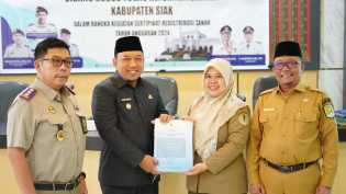 KLHK Serahkan Dua SK Biru TORA, Bupati Siak Alfedri Perjuangkan Kepastian Hukum Lahan Warga